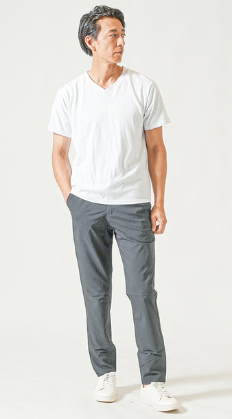 白Tシャツとチャコールパンツの脚長効果を意識したシンプルスタイル