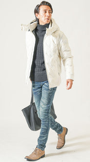 メンズの白アウターに合う色のインナーを使ったコーデ