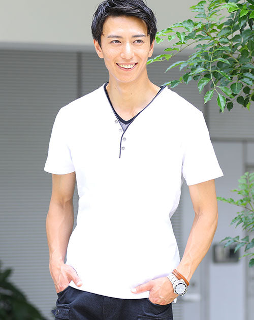 ヘンリーネックの白Tシャツを着た男性が微笑んでいるカジュアルな白Tシャツコーデ
