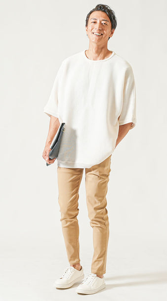 メンズにおすすめの白ニットとベージュパンツに白スニーカーを合わせたナチュラルな清潔感コーデ