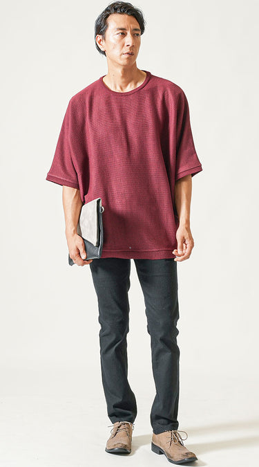 黒チノパンとサマーニットのおしゃれな夏コーデ例