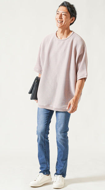 ピンク系サマーニットと濃紺デニムを合わせた大人のメンズ夏コーデ例