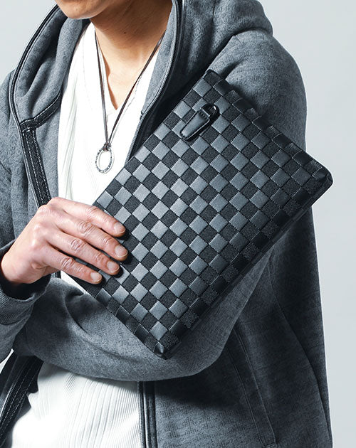 デザイン性にも機能性にも優れたクラッチバッグ