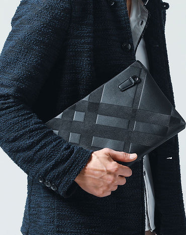 黒バッグに合うおすすめのクラッチバッグ