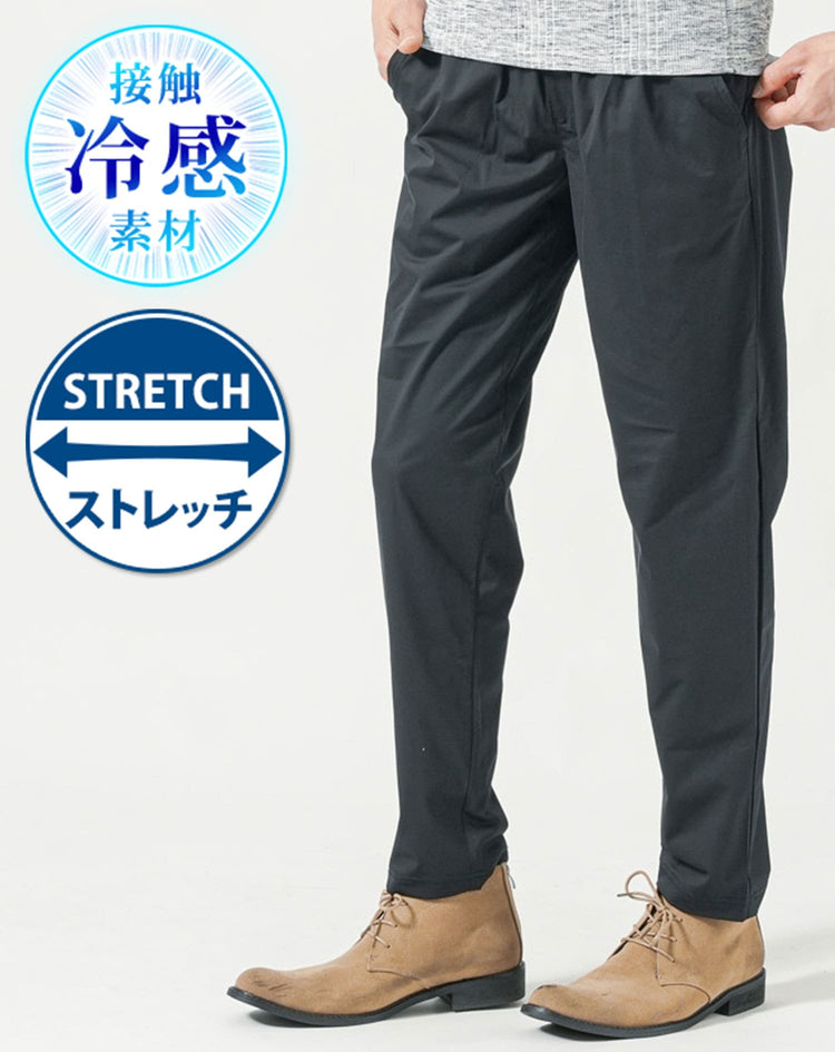 メンズにおすすめのナイロン混黒パンツの全身コーデ