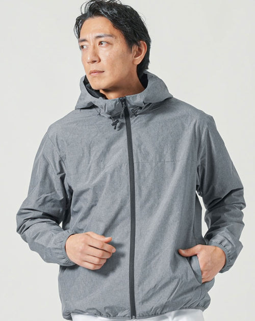 マウンテンパーカーを着た男性