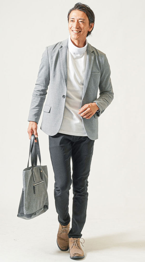 グレーテーラードジャケット 白タートルネック長袖Tシャツ 黒テーパードパンツ ベージュブーツ