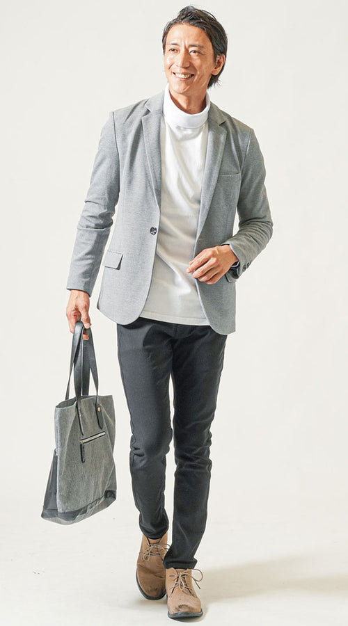 グレーテーラードジャケット×白タートルネックのインナーコーデ