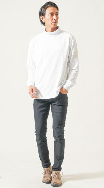 長袖の透けない白Tシャツと黒パンツを合わせた秋のシンプルメンズコーデ