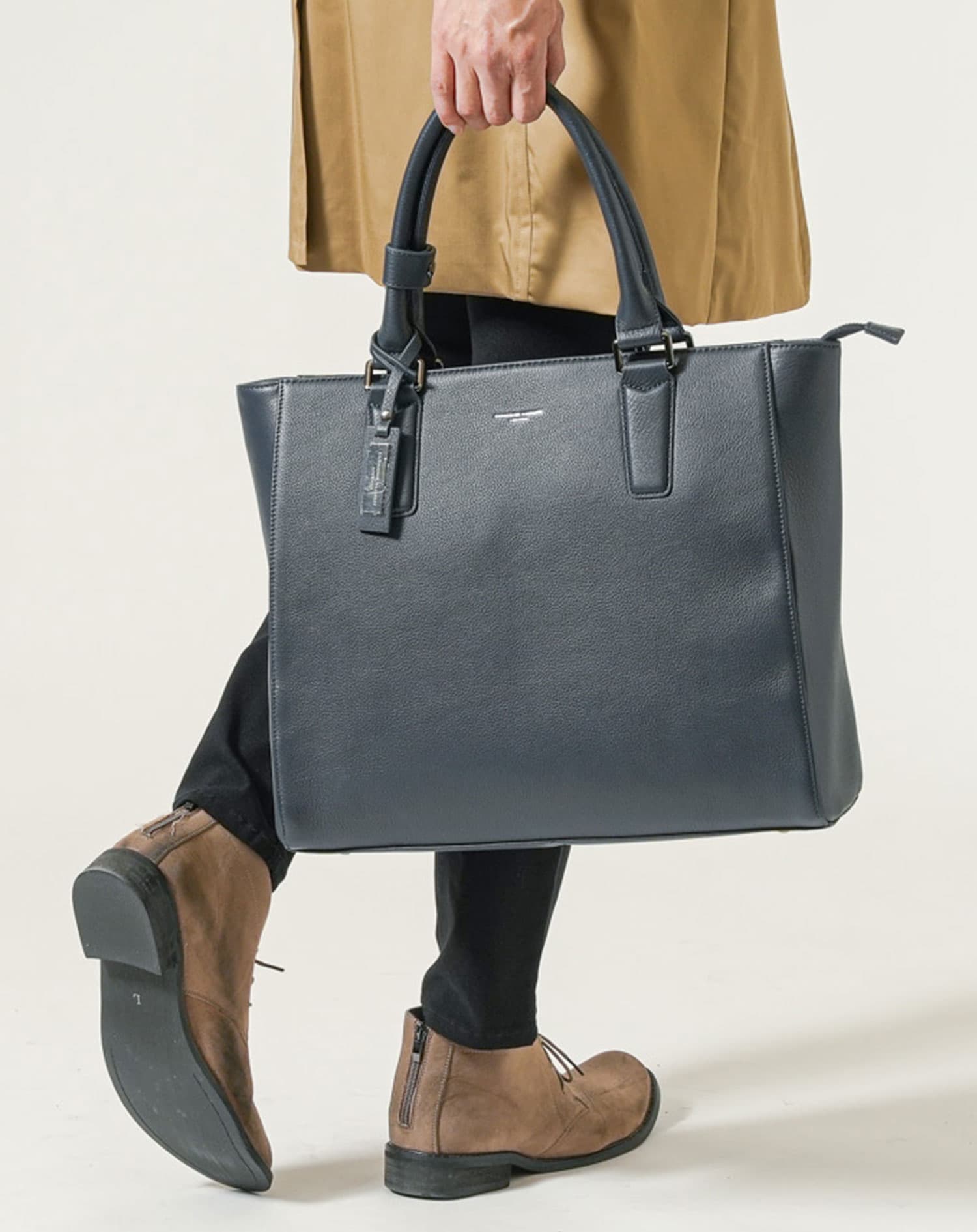 キャサリン ハムネット ロンドン(KATHARINE HAMNETT LONDON)シュリンクタイプレザーファスナー付きトートバッグ