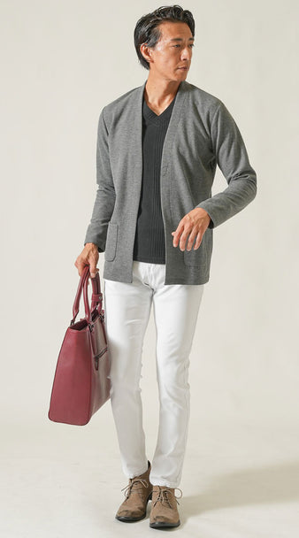 メンズにおすすめの黒スリムフィット長袖Tシャツとグレー×白のコーデ