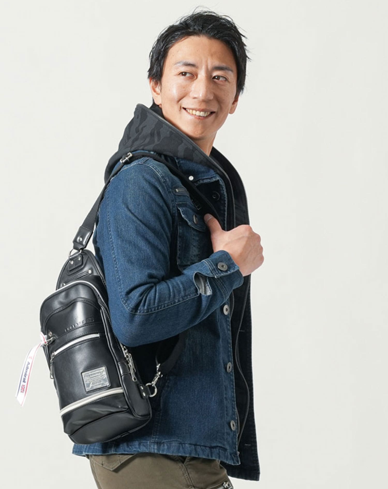 PUレザーパイピングデザインボディバッグ クラッチバッグ メンズ