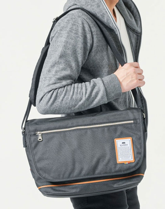 軽量・撥水加工メッセンジャーバッグ