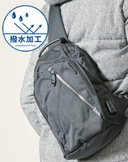 撥水加工USBポート付きクロスジップボディバッグ
