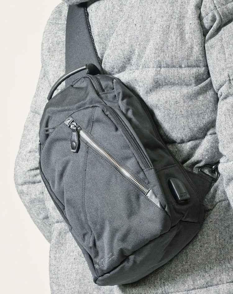 撥水加工USBポート付きクロスジップボディバッグ