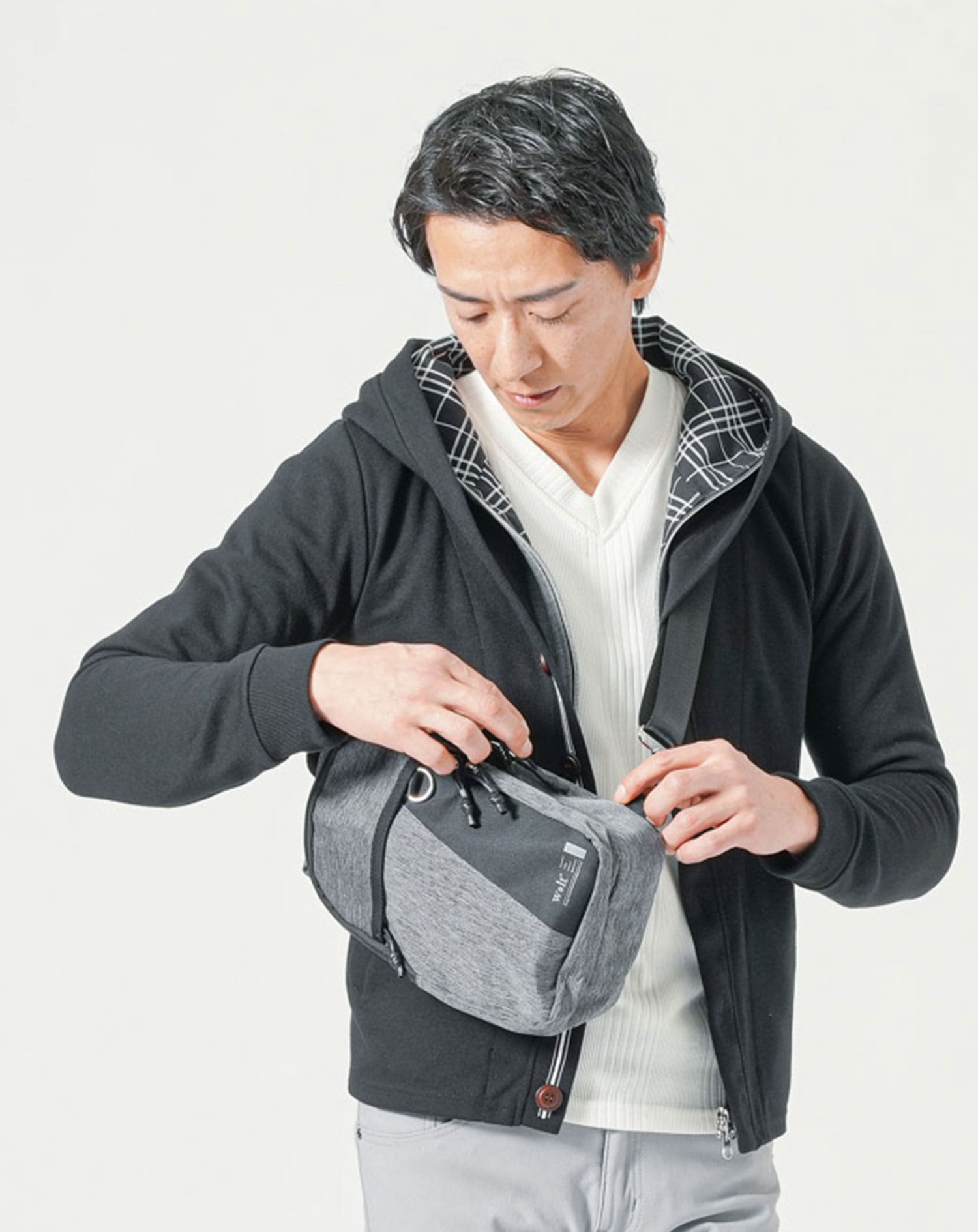 撥水加工USBポート付きボディバッグ ボディバッグ メンズ おしゃれ 撥水加工USBポート付きボディバッグ ボディバッグ メンズ おしゃれ