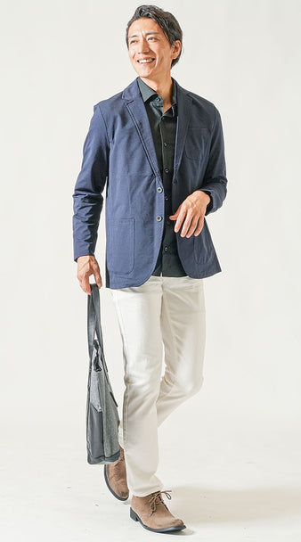 メンズの黒シャツとネイビージャケットを合わせた春秋の大人コーデ