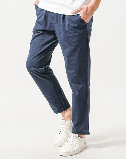 だらしなく見えにくいシルエットのパンツ