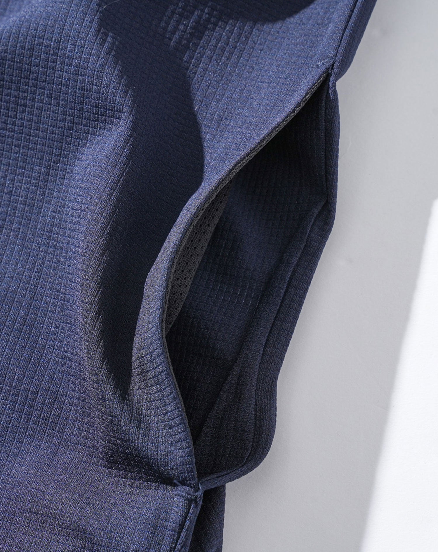 セットアップ　ブレサブルクール長袖シャツアウター×テーパードトラウザーパンツ