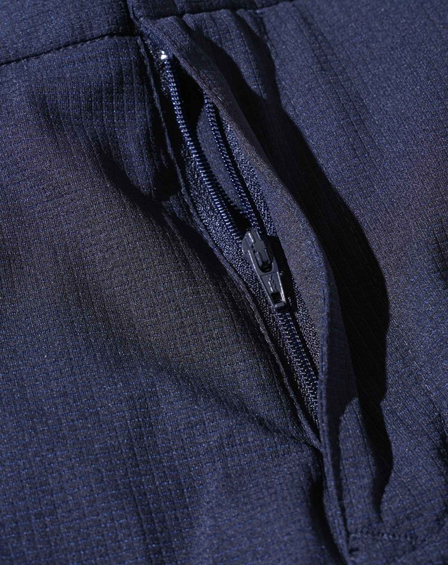 セットアップ　ブレサブルクール長袖シャツアウター×テーパードトラウザーパンツ