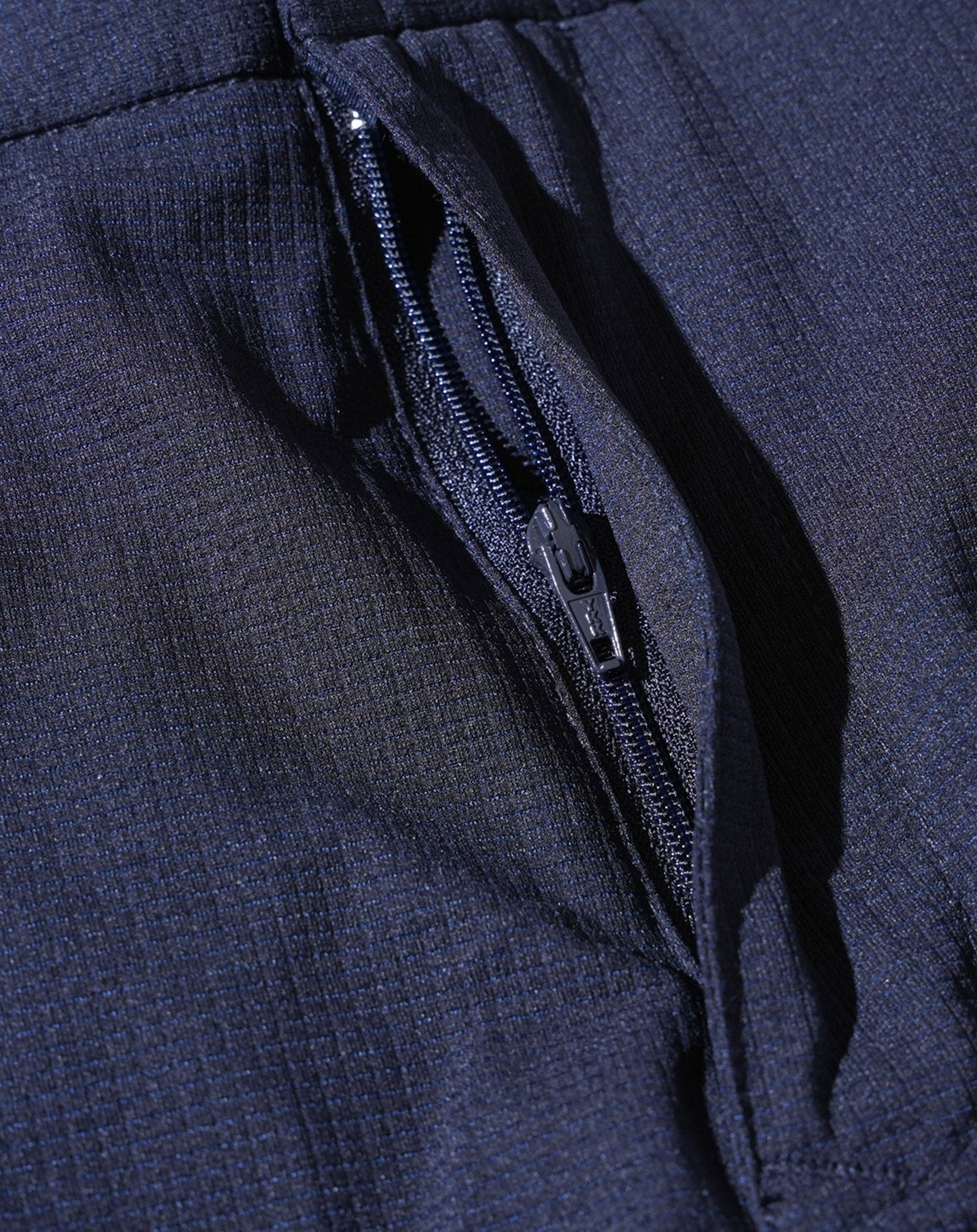 セットアップ　ブレサブルクール長袖シャツアウター×テーパードトラウザーパンツ