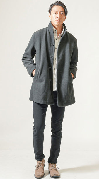 メンズにおすすめの11月中旬のスタンドカラーコートと黒パンツを合わせた防寒コーデ