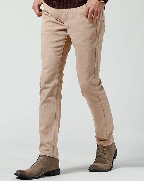 タックなしのチノパン