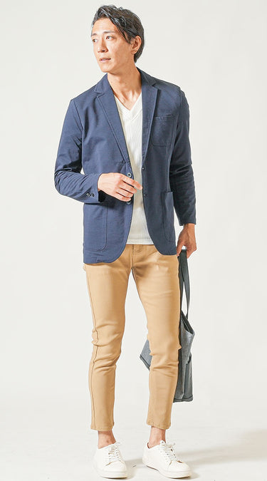 ネイビージャケット×ベージュパンツのコーデ