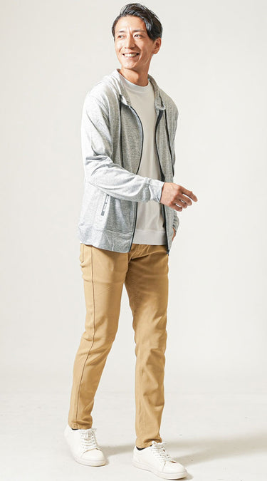 メンズにおすすめのベージュパンツ×グレーのコーデ例