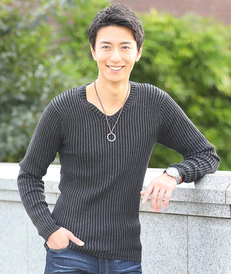 着丈短めでスマートに見える二重臼リブ編みストレッチVネックニットTシャツ