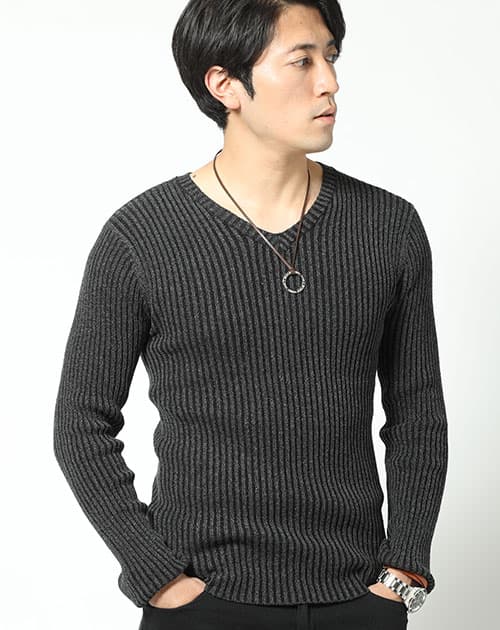 着丈短めでスマートに見える二重臼リブ編みストレッチVネックニットTシャツ