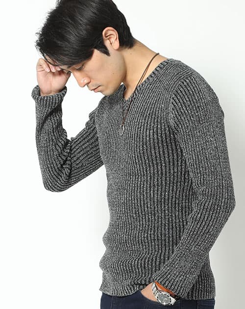 着丈短めでスマートに見える二重臼リブ編みストレッチVネックニットTシャツ