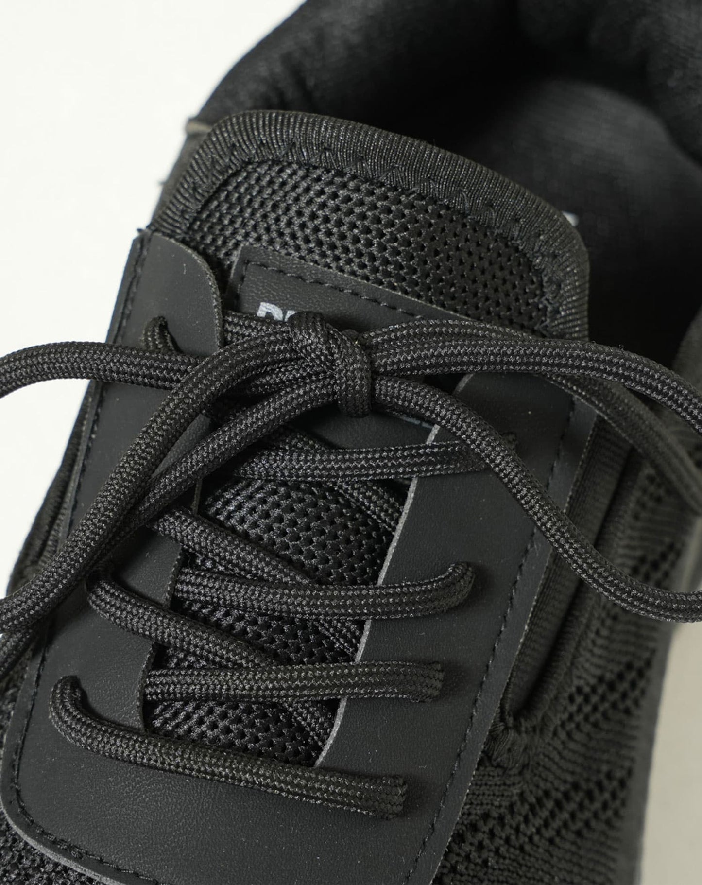 ハンズフリーレースアップスニーカー