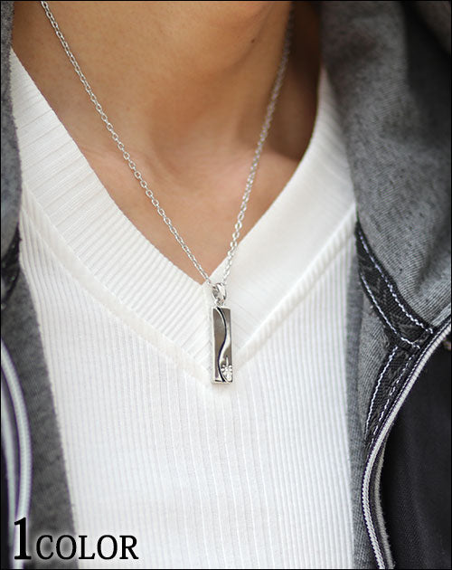 50代メンズにおすすめネックレスその7・ブラックラインデザインプレートネックレス