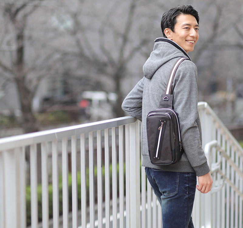 ジップデザインボディバッグ