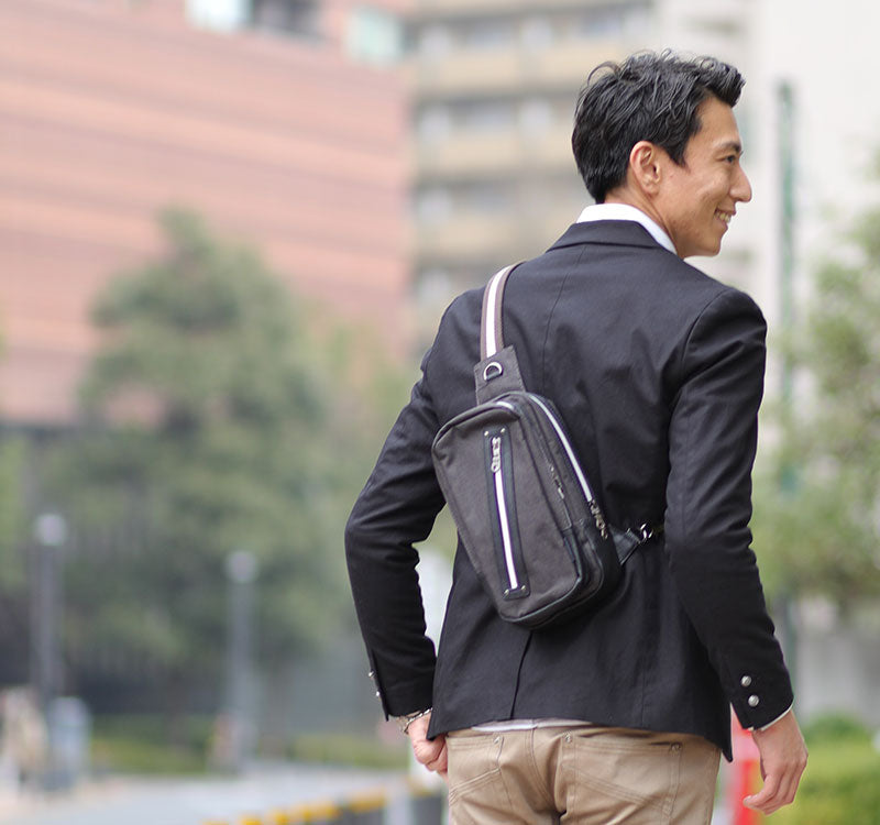 ジップデザインボディバッグ