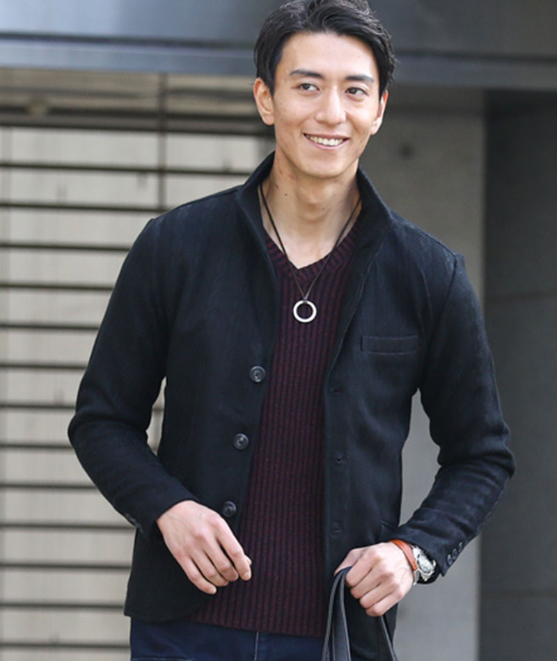 30代メンズ3点コーデセット　ネイビー長袖スタンドカラージャケット×ワイン長袖ニットTシャツ×スリムデニムカーゴパンツ