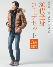 30代メンズ冬の3点コーデセット キャメル中綿ジャケット×黒タートルネックTシャツ×ネイビースリムデニムパンツ
