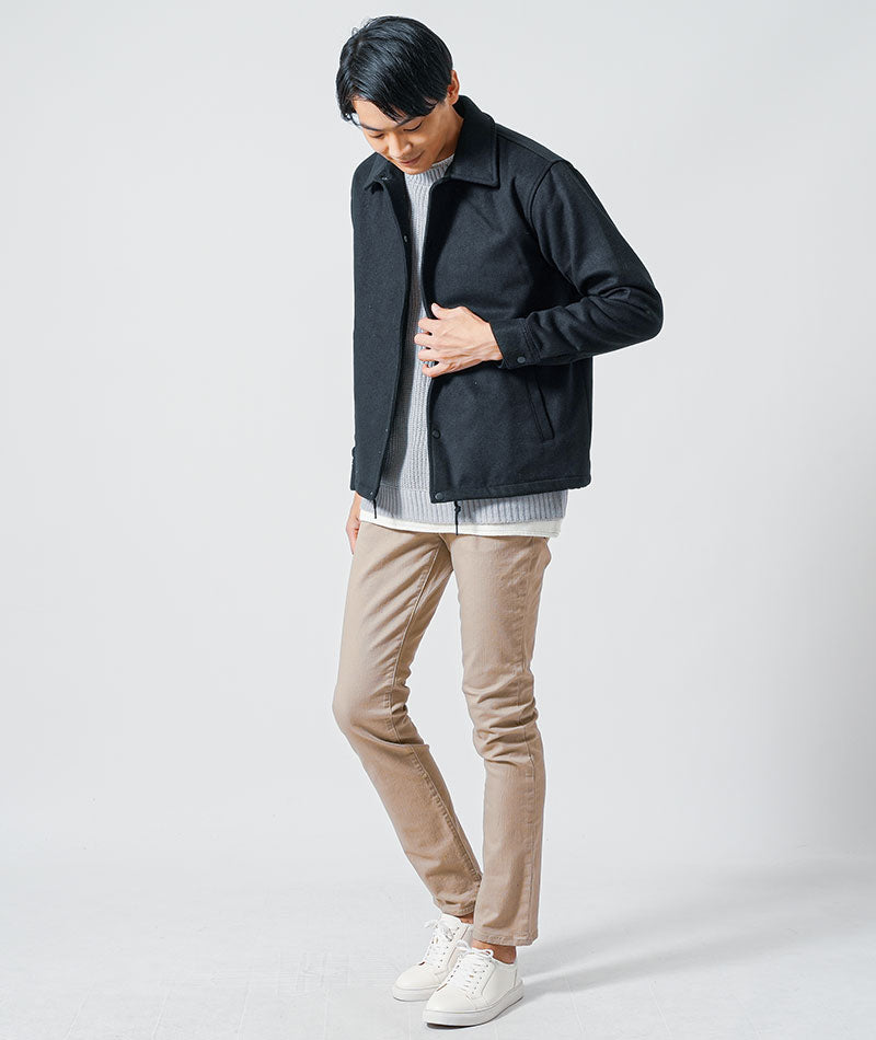 30代メンズ冬の3点コーデセット　黒コーチジャケット×グレー長袖ニットTシャツ×ベージュスリムチノパンツ