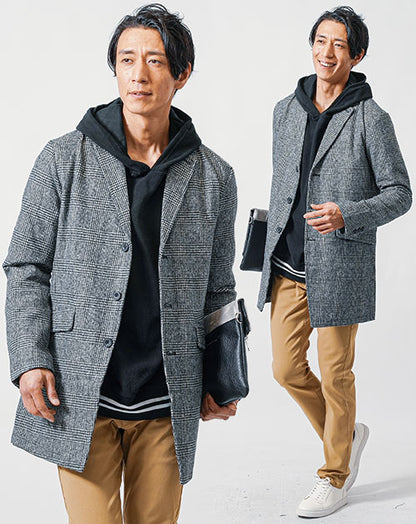 30代メンズ冬の3点コーデセット　グレンチェックチェスターコート×黒長袖パーカー×ベージュスリムチノパンツ