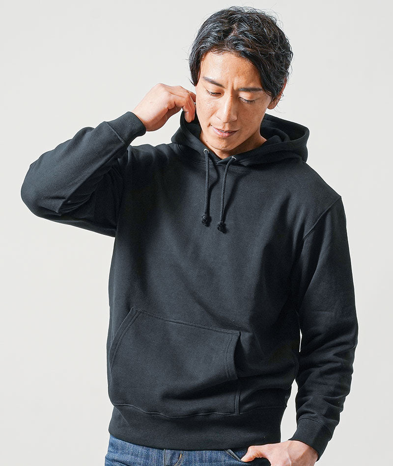 30代メンズ3点コーデセット　ベージュステンカラーコート×黒スウェット長袖プルパーカー×インディゴテーパードデニムパンツ