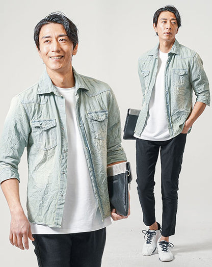 30代メンズ夏の3点コーデセット　サックス7分袖デニムシャツ×白半袖Tシャツ×黒スリムアンクルチノパンツ