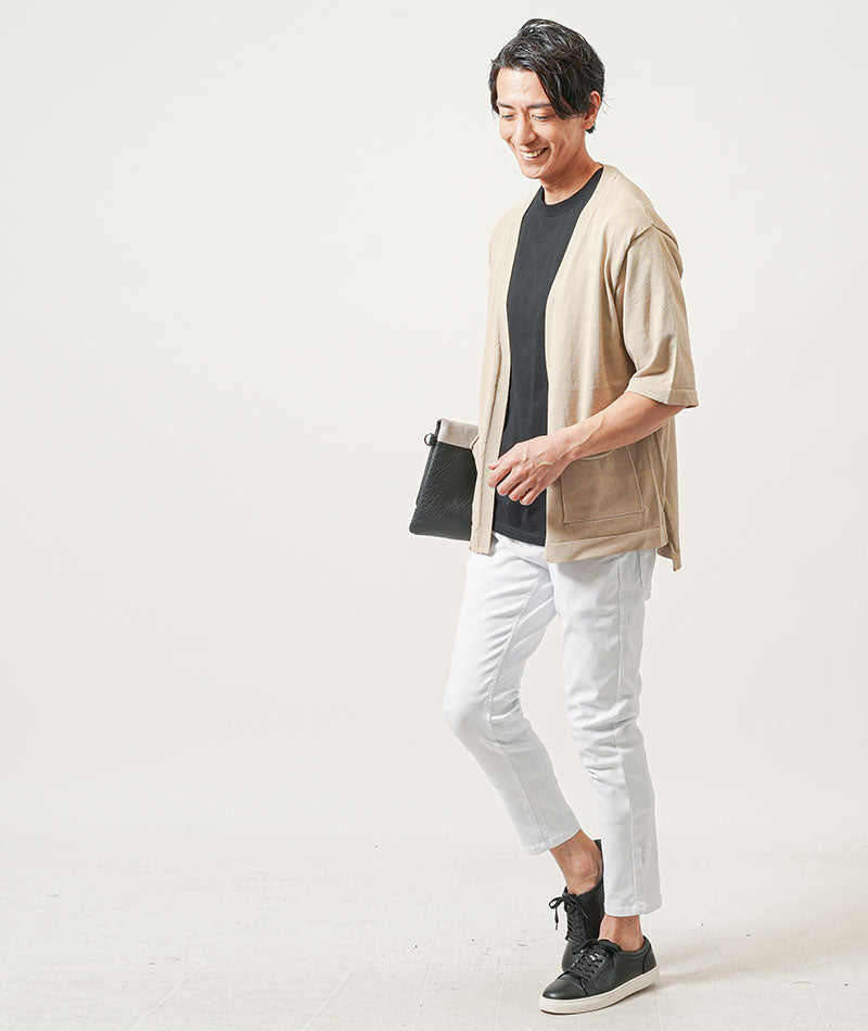 30代メンズ夏の3点コーデセット　ベージュ5分袖カーディガン×黒長袖Tシャツ×白スリムアンクルチノパンツ