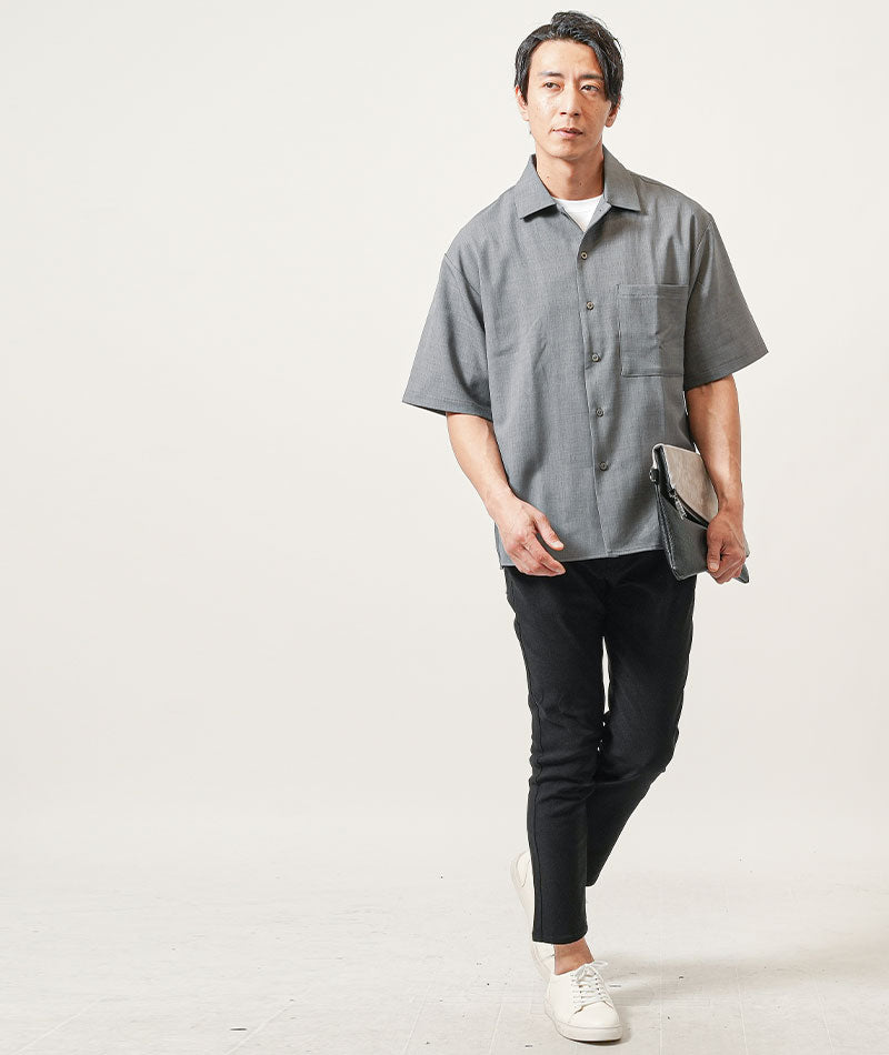 30代メンズ夏の3点コーデセット　チャコールグレー半袖オープンカラーシャツ×白半袖Tシャツ×黒スリムアンクルチノパンツ