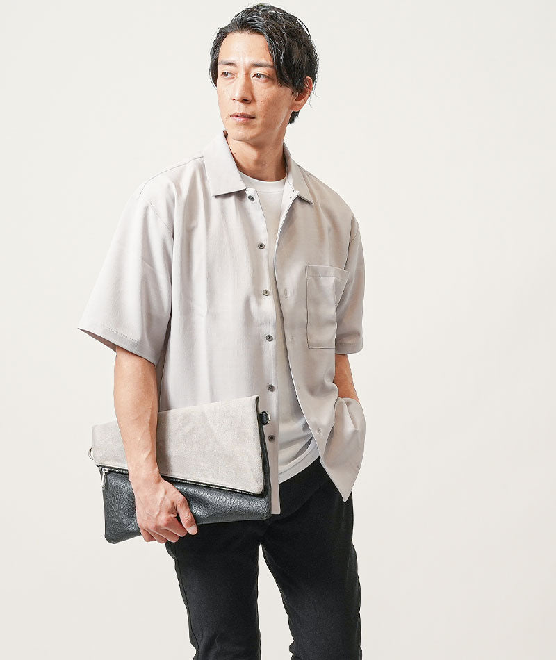 30代メンズ夏の3点コーデセット　グレー半袖オープンカラーシャツ×白半袖Tシャツ×黒アンクルチノパンツ