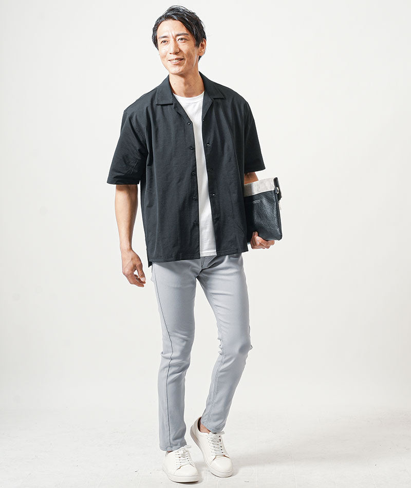 30代メンズ夏の3点コーデセット　黒半袖オープンカラーシャツ×白半袖Tシャツ×グレーストレッチチノパンツ