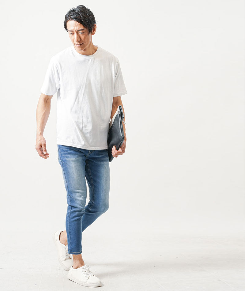 30代メンズ涼しい夏服コーデセット　白半袖Tシャツ×黒半袖Tシャツ×ブルーアンクルデニムパンツ