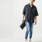 30代メンズ夏の3点コーデセット　黒半袖オーバーサイズシャツ×白半袖Tシャツ×ブルーアンクルデニムパンツ