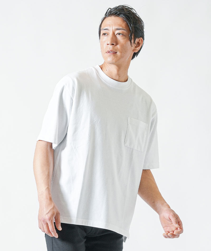 30代メンズ夏の3点コーデセット　白半袖Tシャツ×サックスグレー半袖Tシャツ×黒ストレッチチノパンツ
