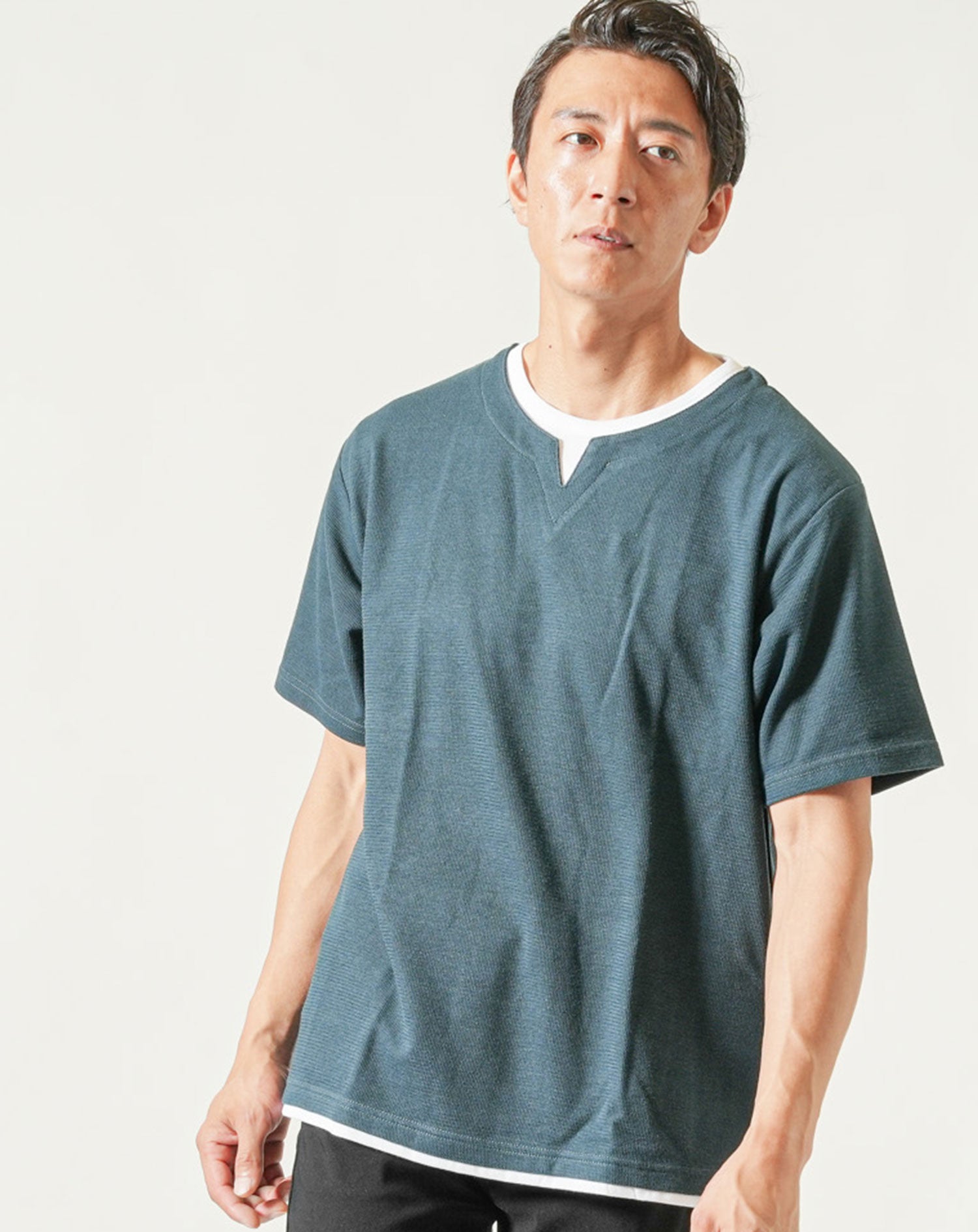 30代メンズ夏の3点コーデセット　白半袖×グリーン半袖Tシャツ×黒ストレッチチノパンツ